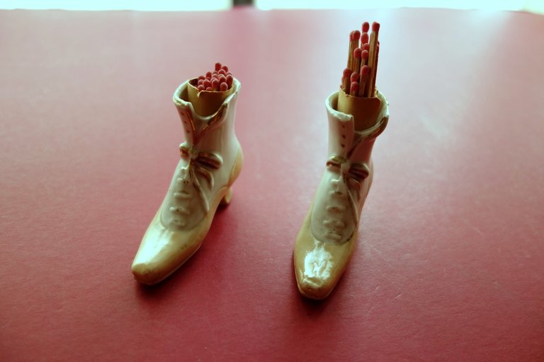 Coppia di Scarpette in Ceramica Porta Cerini Fiammiferi 1880 Circa …