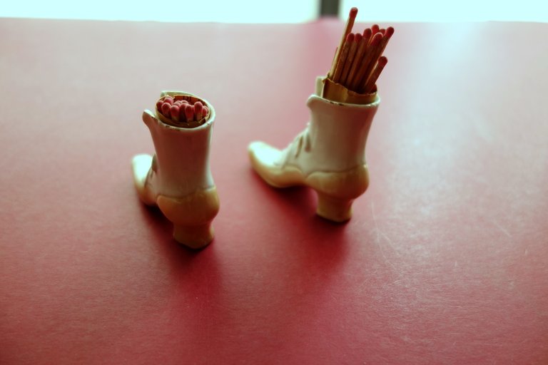 Coppia di Scarpette in Ceramica Porta Cerini Fiammiferi 1880 Circa …