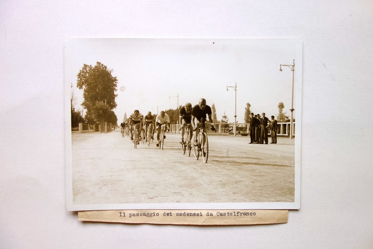 Fotografia Passaggio dei Modenesi da Castelfranco Gara Ciclistica 1935-40 Sport