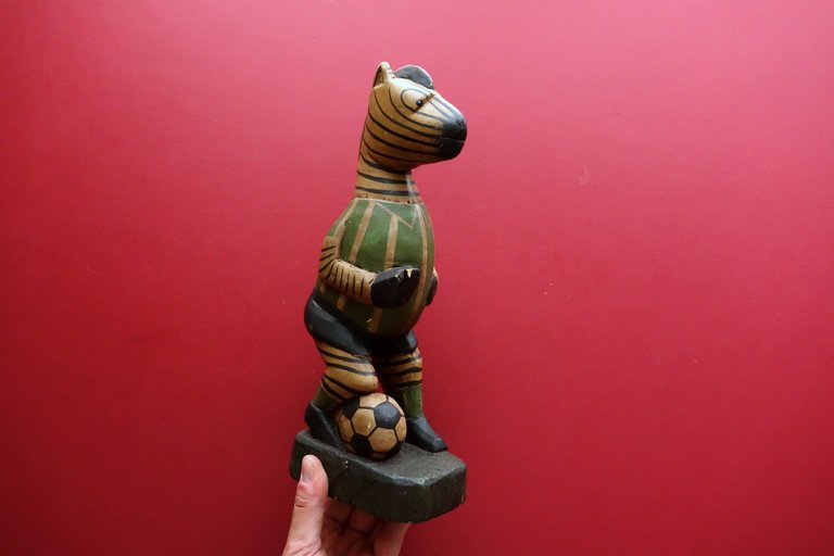 Mascotte in Legno Zebra Sport Calcio Juventus(?) Divisa Biancoverde Anni … | Immagine Gallery 3