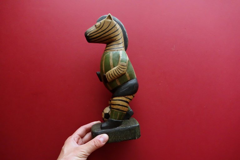 Mascotte in Legno Zebra Sport Calcio Juventus(?) Divisa Biancoverde Anni … | Immagine Gallery 4