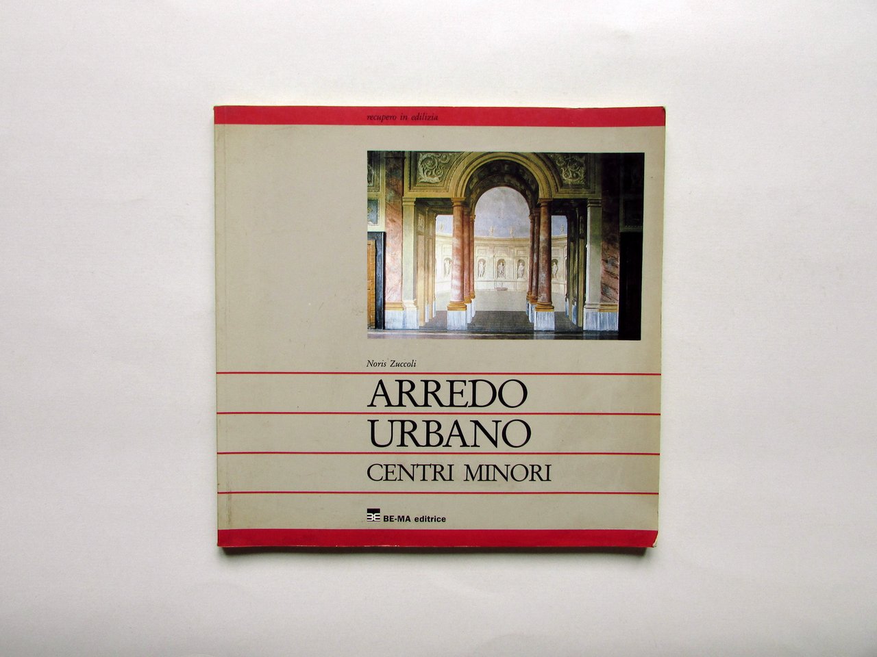Noris Zuccoli Arredo Urbano Centri Minori BE-MA Editrice 1990 Edilizia | Immagine principale