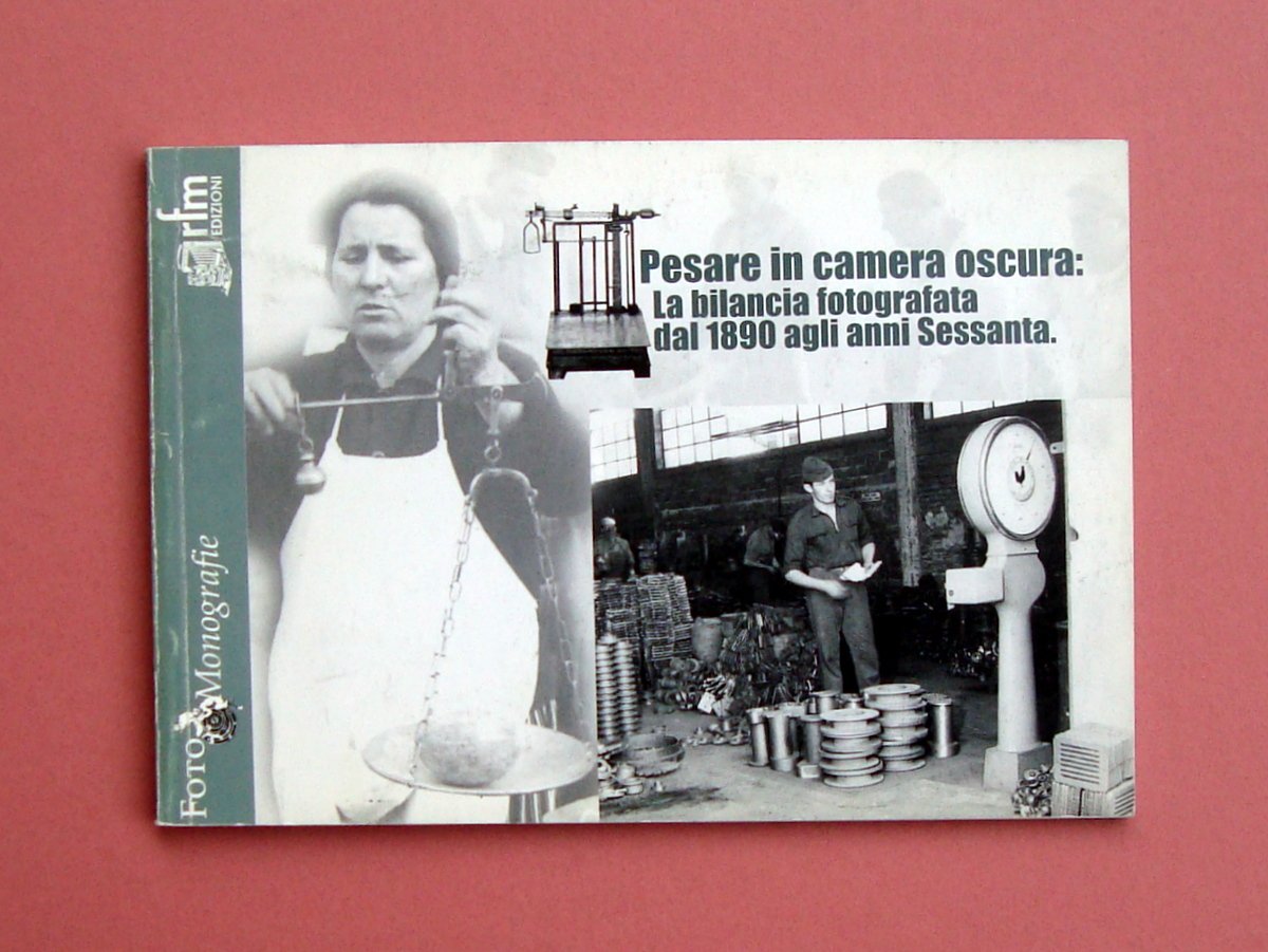 Pesare in camera oscura La Bilancia fotografata Campogalliano 2002 Fotografie