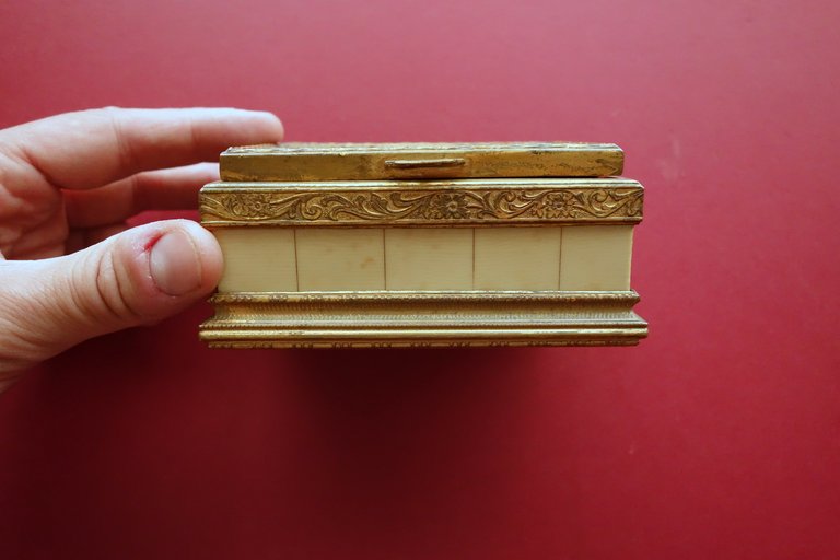 Scatola Portagioie in Avoriolina Ornata con Fregi in Ottone Anni …