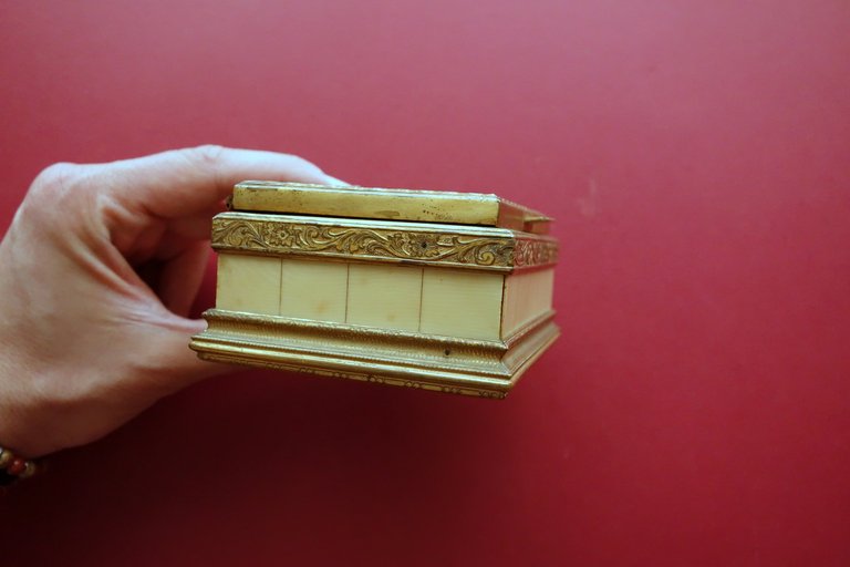 Scatola Portagioie in Avoriolina Ornata con Fregi in Ottone Anni …