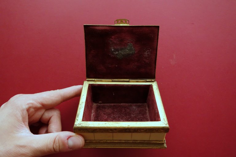 Scatola Portagioie in Avoriolina Ornata con Fregi in Ottone Anni …