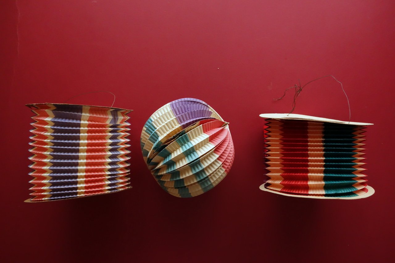 Tre Luminarie Antiche da Fiera in Carta a Soffietto con … | Immagine principale