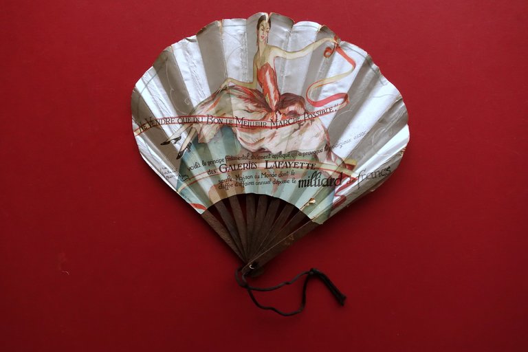 Ventaglio Pubblicitario Galeries Lafayette Parigi Illustrato Domergue Ferro 1926 | Immagine Gallery 1