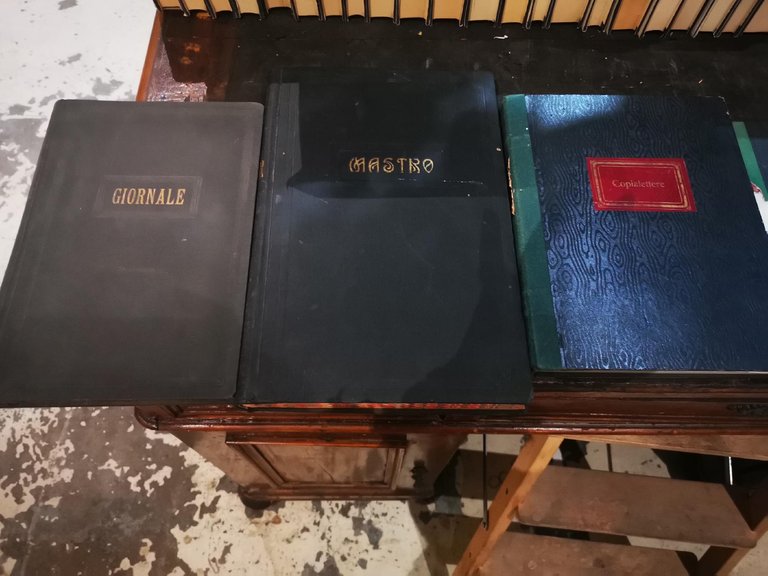 5 libri commerciali primi 900 (mai usati) + 1 giornale …