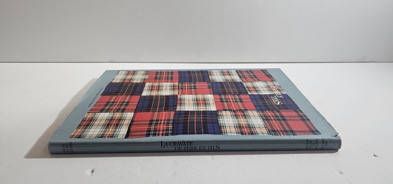 La Cravate de père en fils - Family Ties 1892–1992 | Immagine Gallery 6