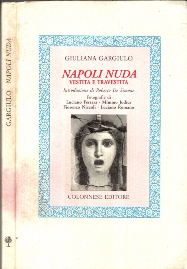 Napoli nuda, vestita e travestita