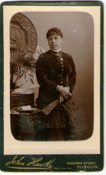 Foto photo gentildonna con ventaglio in posa by John Hawke … | Immagine Gallery 1