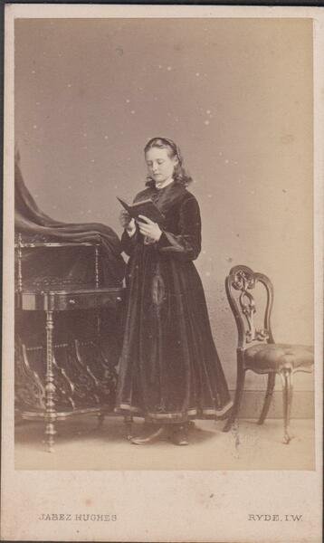 Foto photo cdv ragazza con libro in posa by Jabez …