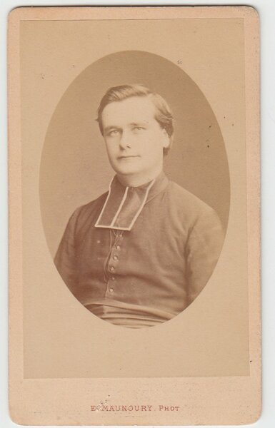 Foto photo giovane sacerdote in ovale by E. Maunoury Paris …