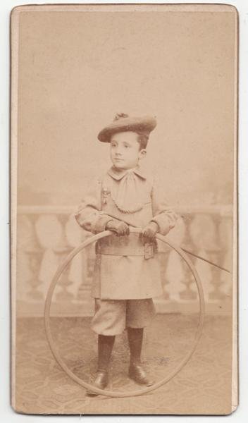 Foto photo bambino con cerchio by Fotografia Bolognese 1880 c.a.