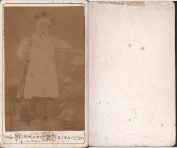 Foto photo bambino con fucile giocattolo by Anonimo cdv 1880 …