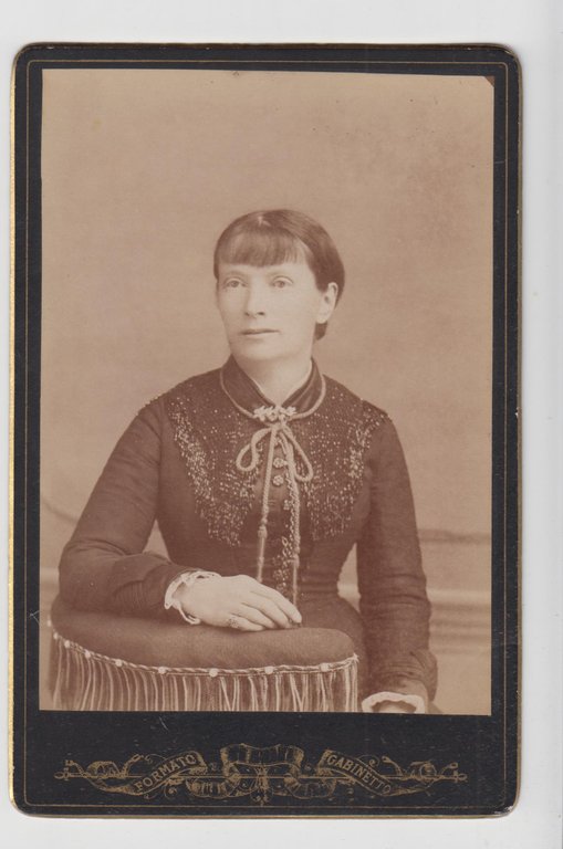 foto cabinet card gentildonna con spilla in posa by anonimo …