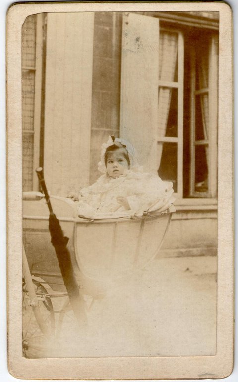 Foto photo bambina dentro la carrozzina by Anonimo 1880 c.a.