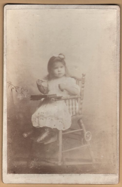 Foto photo cabinet bambina sul seggiolone by Anonimo 1880 c.a.