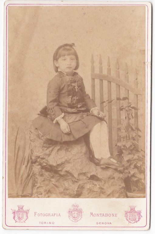 Foto photo cabinet card bambina seduta in posa by Bertelli …