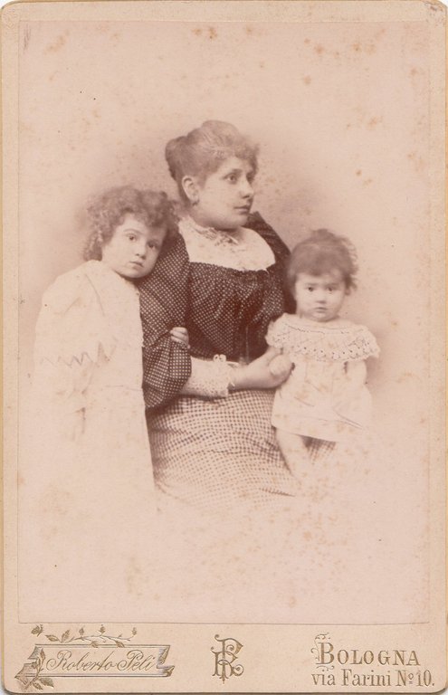 Foto photo cabinet card gentildonna con bambine by Roberto Peli …