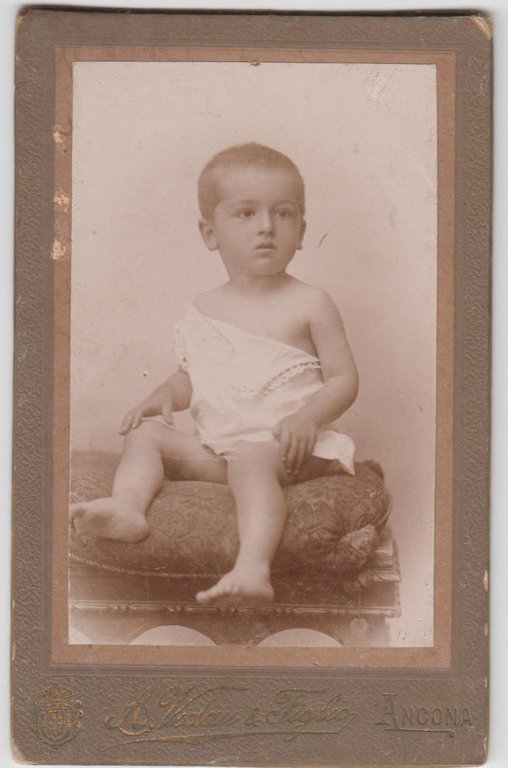 foto photo cdv bambino seduto in posa by A. Vidau …