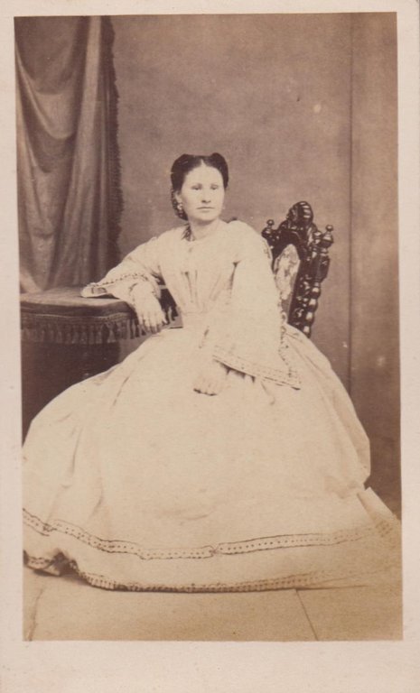 Foto photo cdv gentildonna con ampio vestito in posa by …