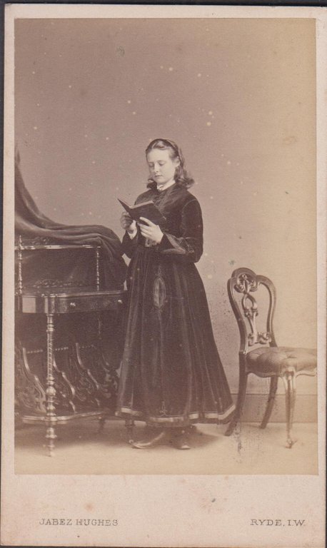 Foto photo cdv ragazza con libro in posa by Jabez …