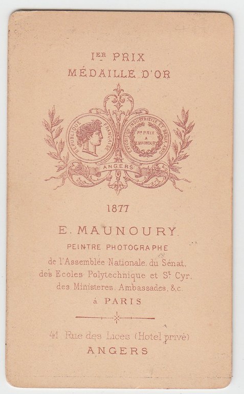 Foto photo giovane sacerdote in ovale by E. Maunoury Paris …