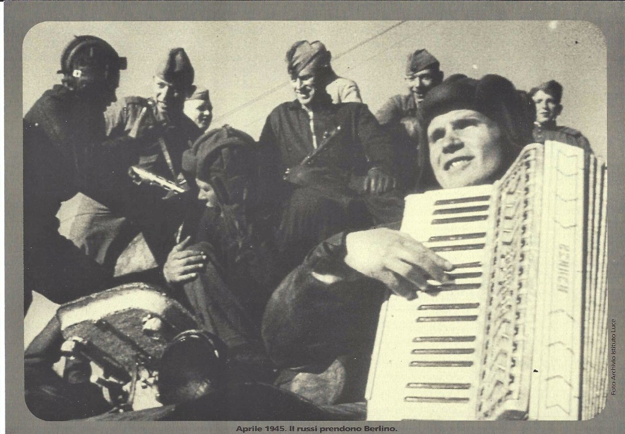 Riproduzione foto archivio Istituto luce aprile 1945 i russi prendono …
