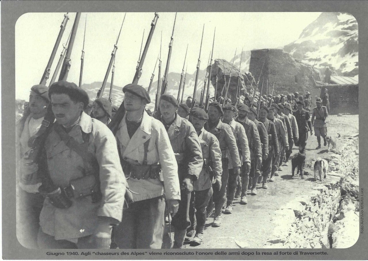 Riproduzione foto archivio Istituto luce giugno 1940 agli chausseurs Des …