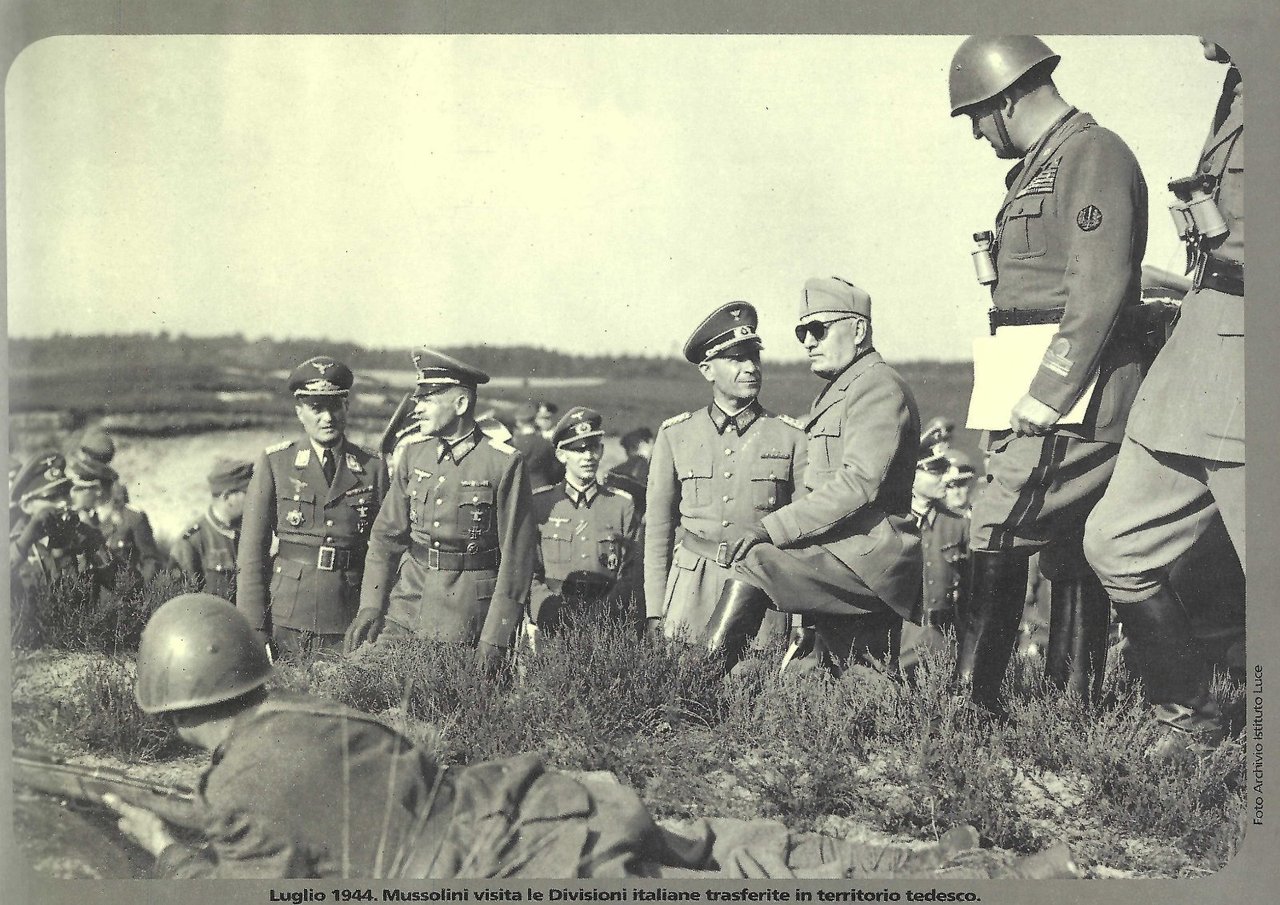 Riproduzione foto archivio Istituto luce luglio 1944 Mussolini visita le …