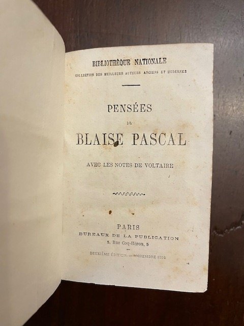 Pensées de Blaise Pascal avec les notes de Voltaire. Unito …