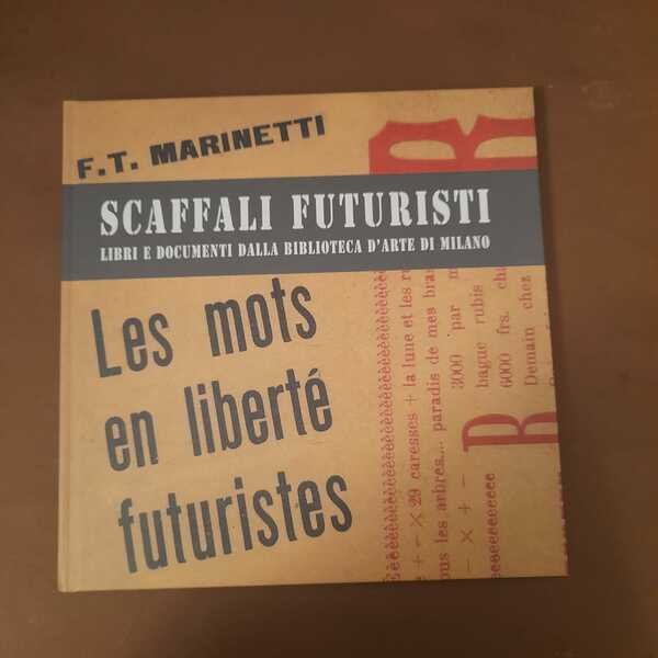 Scaffali futuristi libri e documenti dalla Bibliotecad'Arte di Milano