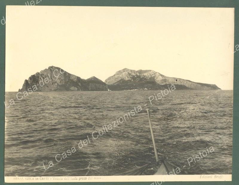 CAPRI, Campania. L&#39;isola vista dal mare. Fotografia Brogi, circa 1920