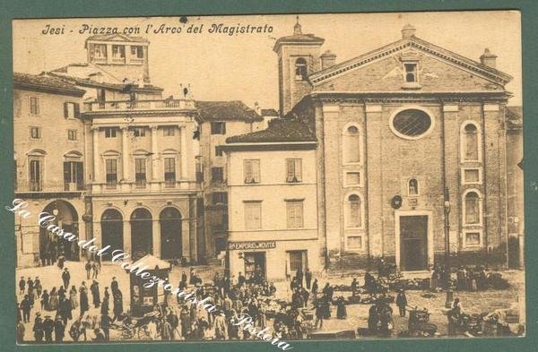 Marche. IESI. Piazza con l&#39;Arco del Magistrato. Cartolina d&#39;epoca viaggiata.