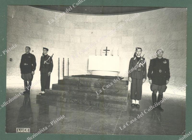 FOTO LUCE 28.10.1941. Roma, interno del sacrario della sede littoria.