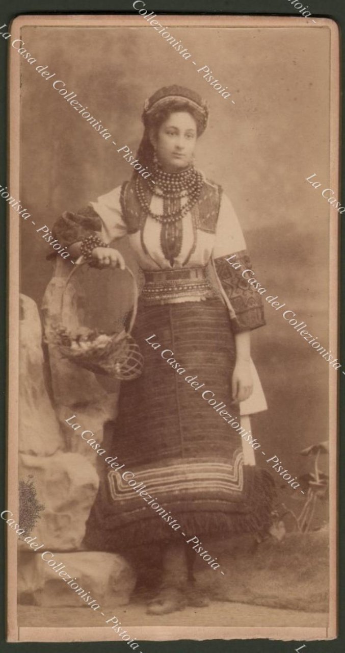 Napoli, giovane fanciulla in tipico costume. Studio Sante Avati di …