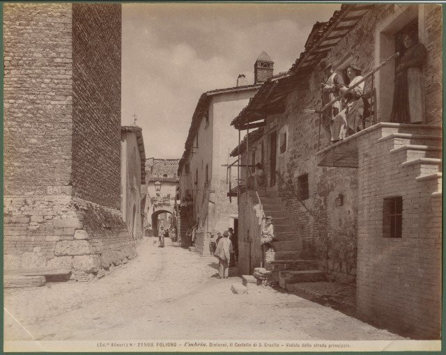 UMBRIA. FOLIGNO dintorni. Il Castello di S. Eraclio. Veduta della …