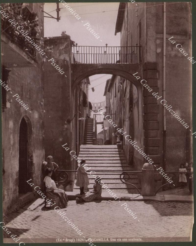 Viterbo, TOSCANELLA. Una via con scalinata. Fotografia originale fine 1800.