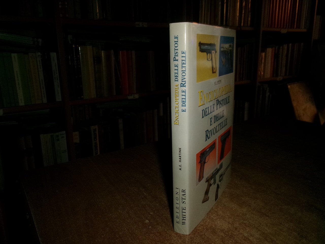 A.E. HARTINK. Enciclopedia delle Pistole e delle Rivoltelle 1997