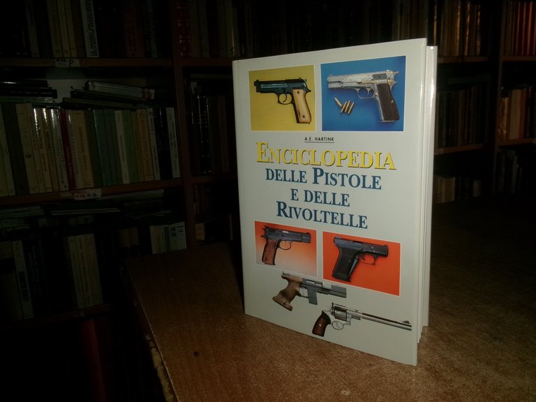 A.E. HARTINK. Enciclopedia delle Pistole e delle Rivoltelle 1997