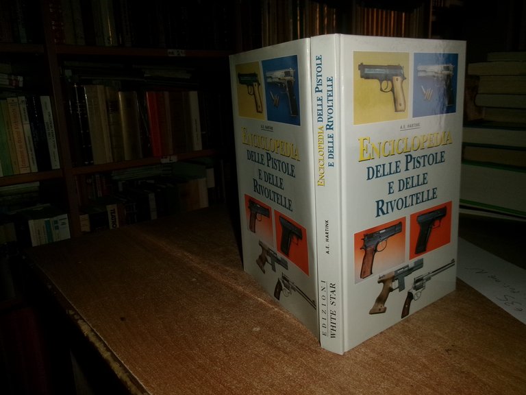 A.E. HARTINK. Enciclopedia delle Pistole e delle Rivoltelle 1997