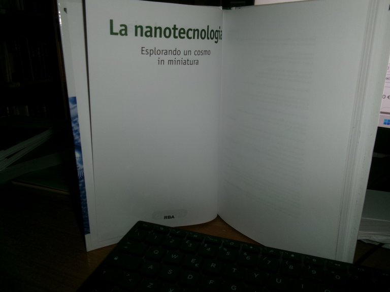 Antonio J. Acosta. La Nanotecnologia. Esplorando un cosmo in miniatura. …