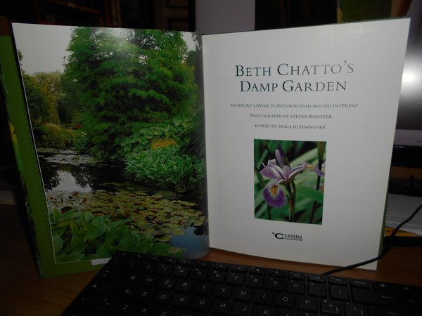 BETH CHATTO'S DAMP GARDEN. Moisture-Loving Plants for year-round interest