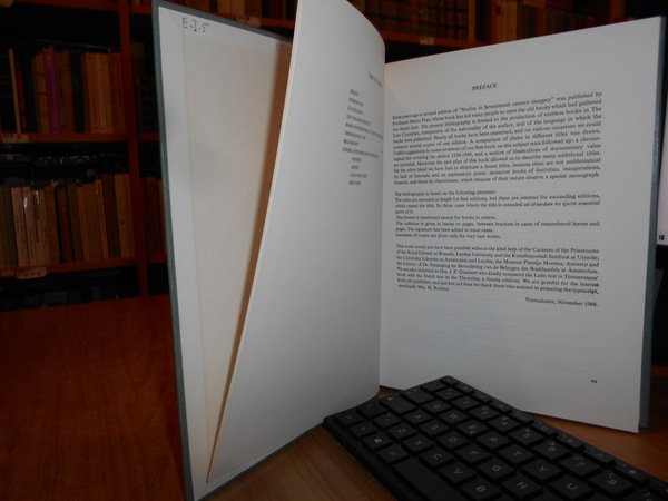 EMBLEM BOOKS in THE LOW COUNTRIES 1554-1949. A Bibliography