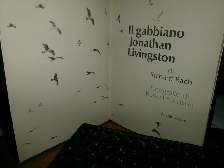 IL GABBIANO Jonathan Livingston Richard Bach Fotografie di Russel Munson …