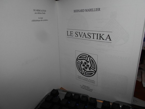 Le Svastika. Symbole du feu bénéfique céleste, le svastika fait …