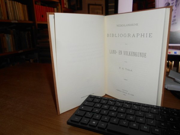 NEDERLANDSCHE BIBLIOGRAPHIE VAN LAND-EN VOLKENKUNDE