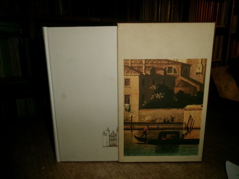 Ottimo stato con una dedica a penna nella prima bianca.